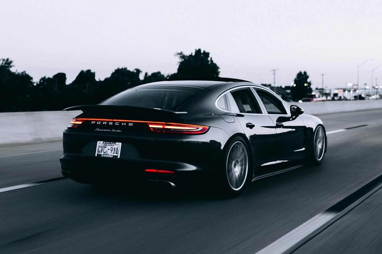 Original test image: Black Porsche Panamera